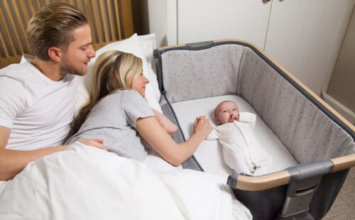 Hvornår kan baby sove i egen seng?
