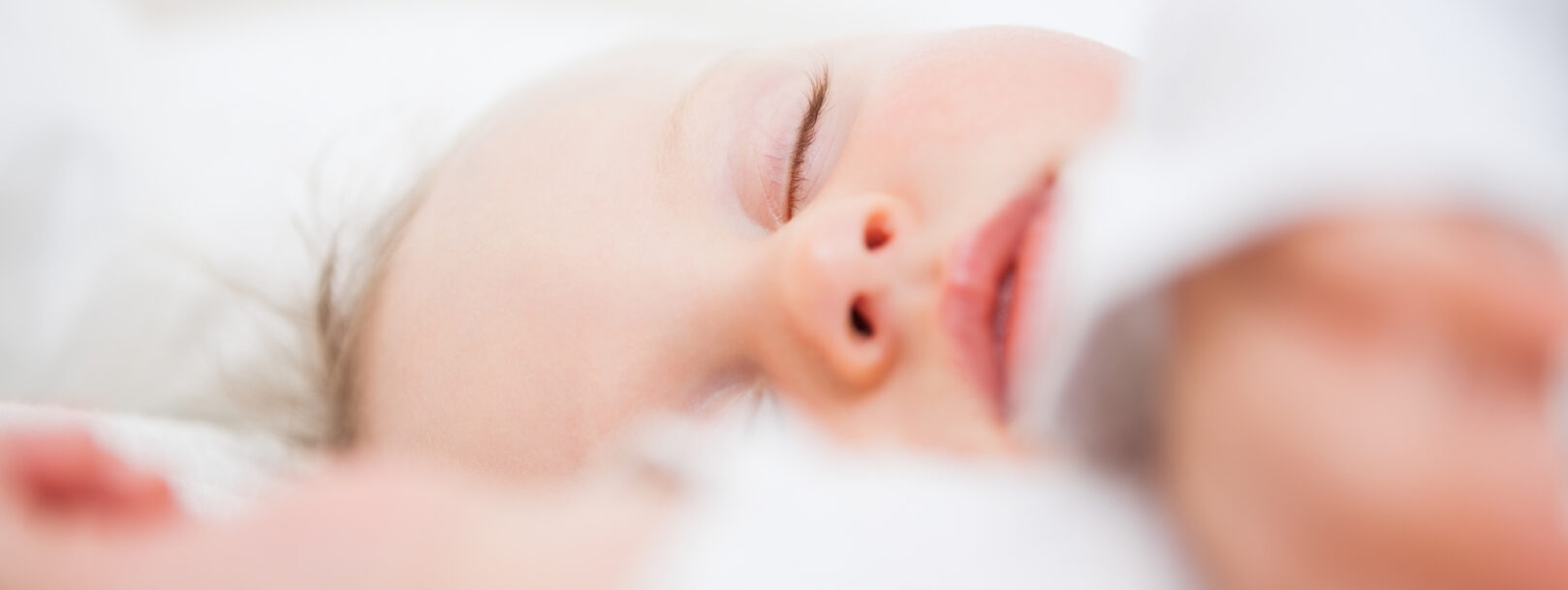 Baby der sover med dejlig babydyne
