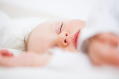 Baby der sover med dejlig babydyne