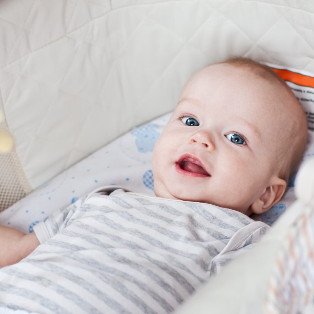 Baby der ligger i en vugge