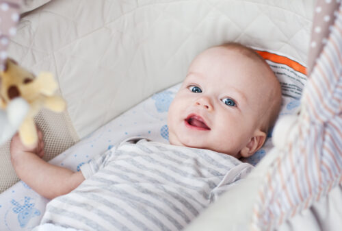 Baby der ligger i en vugge