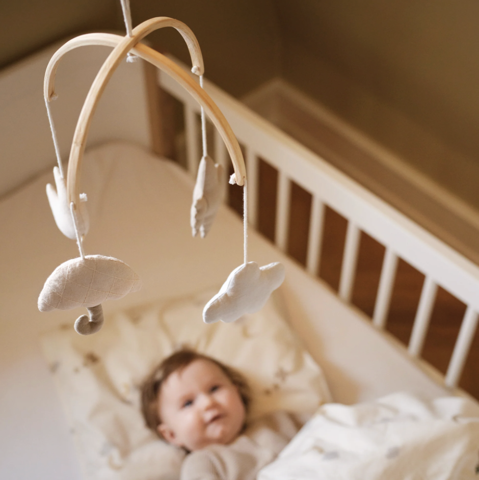 Baby uro til puslebord i økologisk bomuld & træ | Moonboon - Uro – Find din nye uro her - Babyhelp.dk