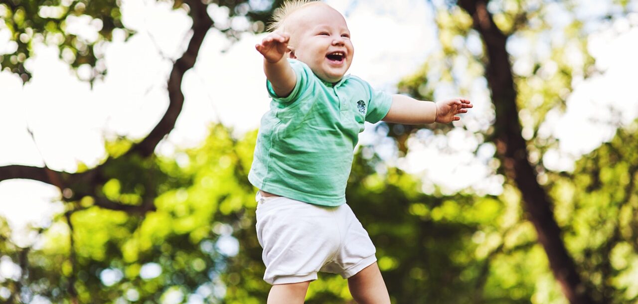 Hvornår begynder baby at smile?