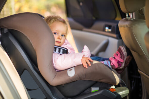 Hvor længe må baby sidde i autostol?