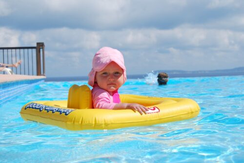baby i svømmingpool
