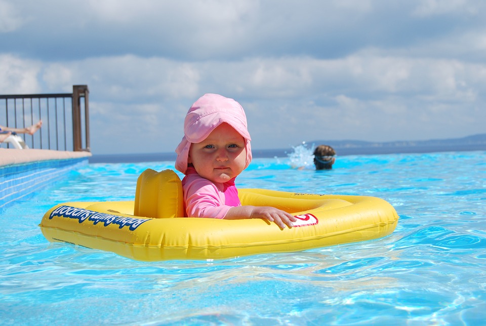 baby i svømmingpool