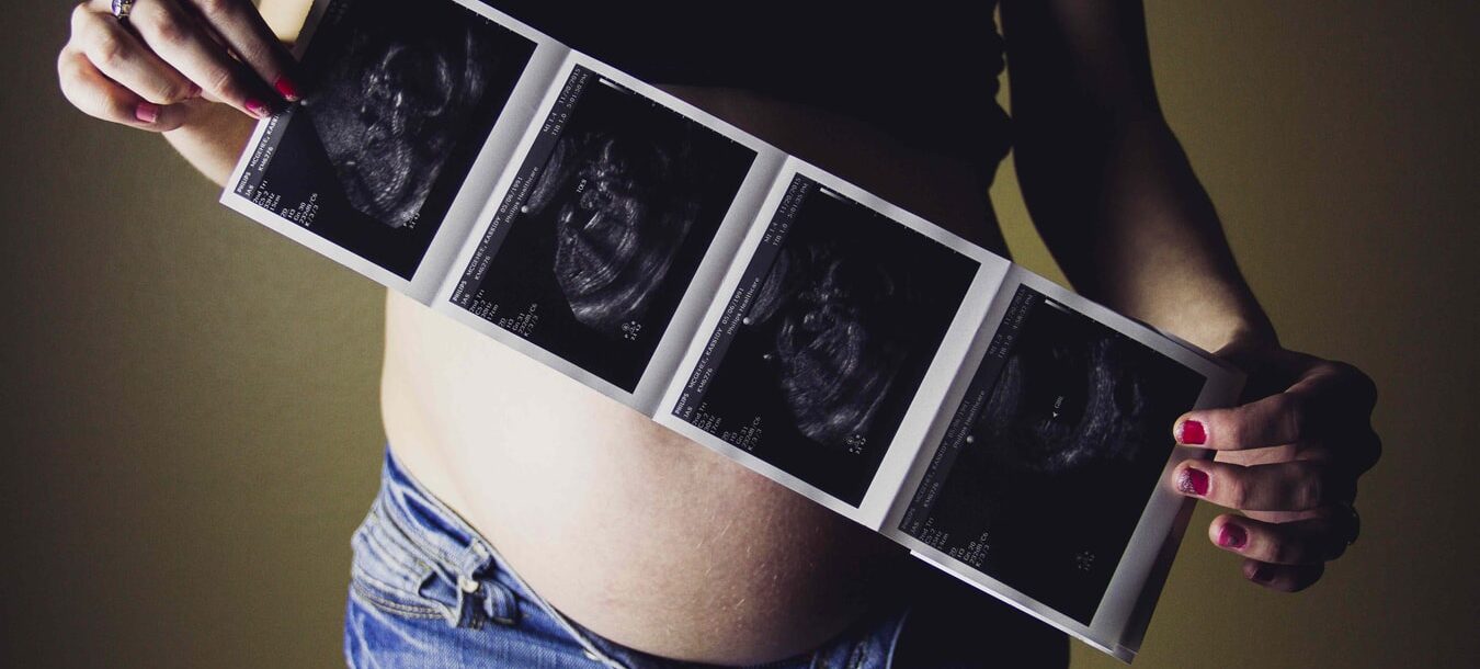 Hvornår kan man mærke baby sparke?