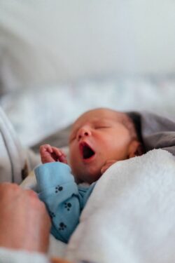 Hvorfor gylper baby?