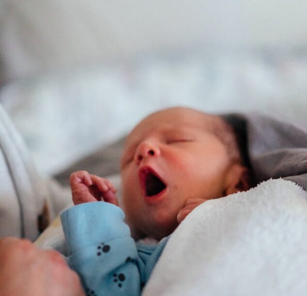 Hvorfor gylper baby?