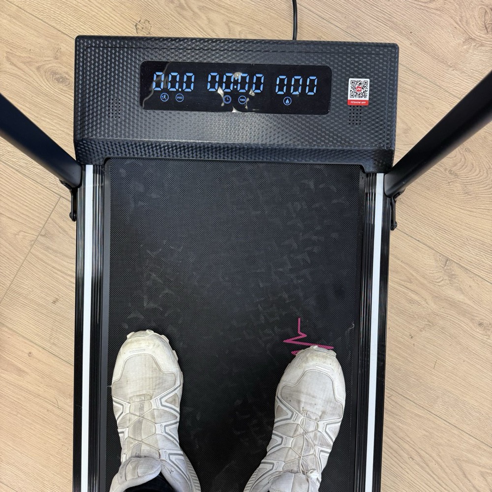VeloraFit Foldbart Løbebånd – 1-12 km/t, 6% Incline, App & LED Display - iHero - Løbebånd på barsel - Babyhelp.dk